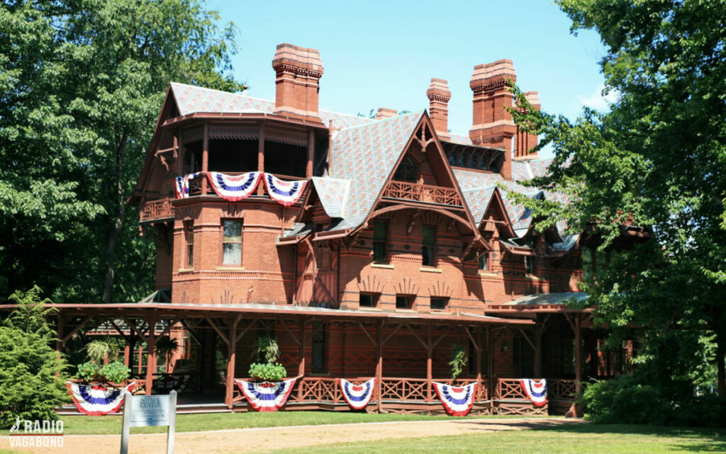The Mark Twain house measures more than 1000 square meters‚ and has 25 rooms distributed through three floors.
