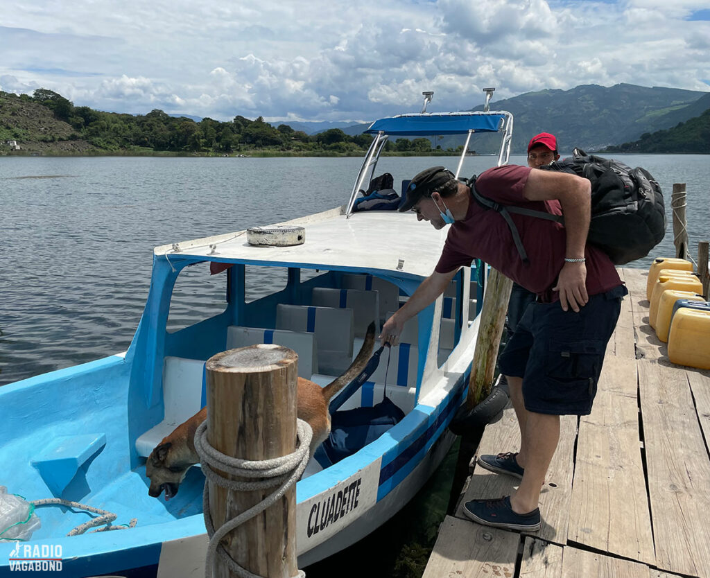 Together with his dog Catzij, Andrés and jumped on a small boat ti visit the other side of the lake.